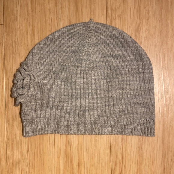 Cute beenie with flower - Picture 1 of 5
